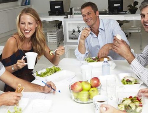 Le plat à partager au bureau : et si une meilleure collaboration naissait au creux de l’assiette ?